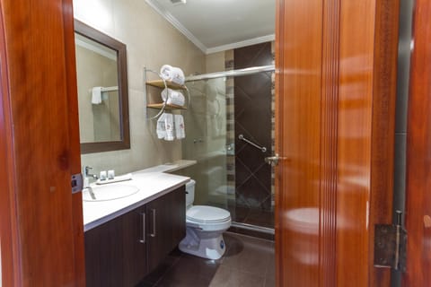 Family Quadruple Room, Ensuite | Bathroom | Combined shower/tub, free toiletries, towels