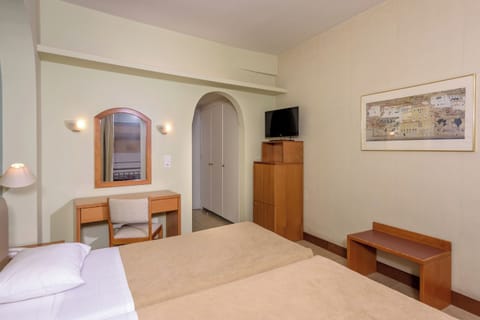 In-room safe, soundproofing, iron/ironing board, free WiFi