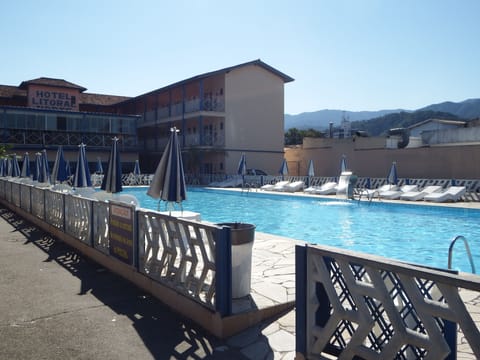 Outdoor pool, pool umbrellas, sun loungers