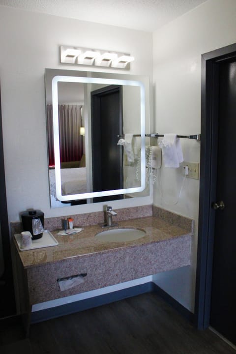 Combined shower/tub, eco-friendly toiletries, hair dryer, towels