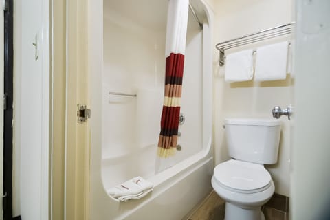 Combined shower/tub, free toiletries, hair dryer, towels