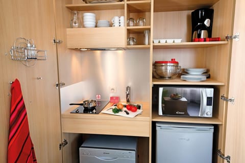 Apartment, 1 Bedroom | Private kitchenette | Fridge, microwave, stovetop, coffee/tea maker