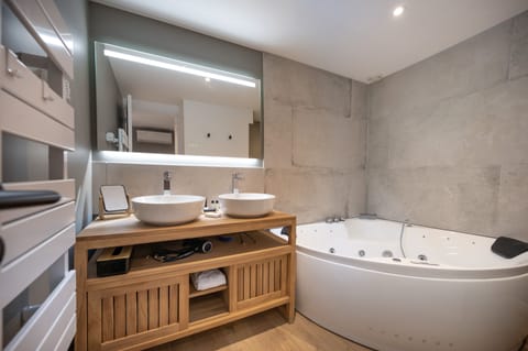 Superior Room | Bathroom | Free toiletries, hair dryer, towels