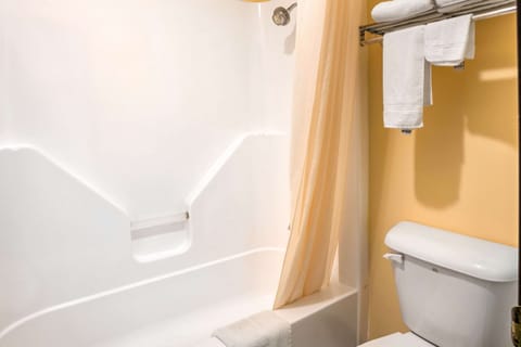 Standard Room, 1 Queen Bed, Non Smoking | Bathroom | Eco-friendly toiletries, hair dryer, towels