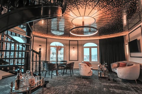 chambre Suite Coupole | Premium bedding, in-room safe, individually decorated, desk