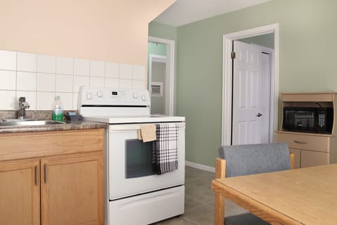 Standard Studio Suite, 2 Bedrooms, Non Smoking, Kitchen | Private kitchen | Fridge, microwave, coffee/tea maker