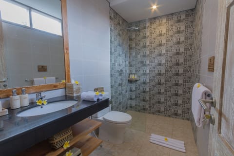 Deluxe Room, Balcony, Garden View | Bathroom | Shower, free toiletries, hair dryer, towels