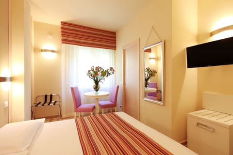 Comfort Double Room | In-room safe, desk, free WiFi, bed sheets