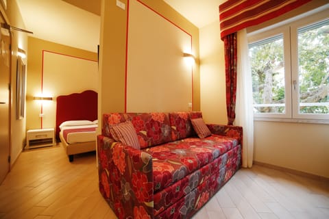 Junior Suite | In-room safe, desk, free WiFi, bed sheets