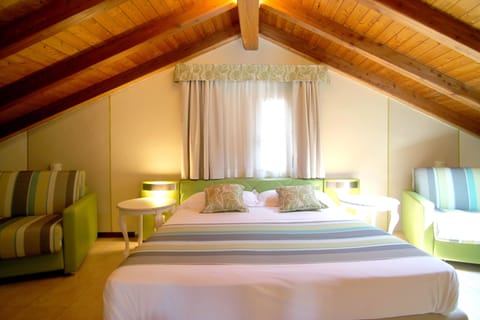 Standard Penthouse | In-room safe, desk, free WiFi, bed sheets