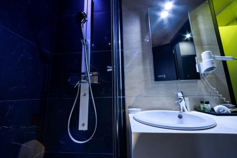 Standard Triple Room | Bathroom | Shower, designer toiletries, hair dryer, bathrobes