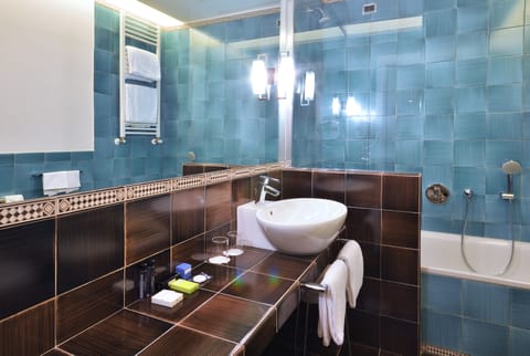 Triple Room | Bathroom | Free toiletries, hair dryer, bidet, towels