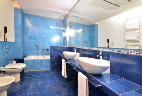 Junior Room | Bathroom | Free toiletries, hair dryer, bidet, towels