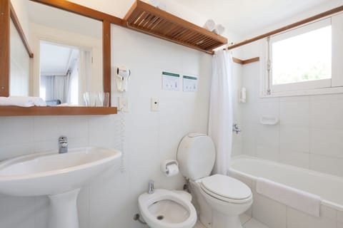 Junior Studio Suite, 1 Bedroom (2 people) | Bathroom | Combined shower/tub, deep soaking tub, rainfall showerhead