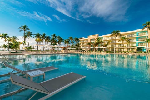 Outdoor pool, pool umbrellas, sun loungers