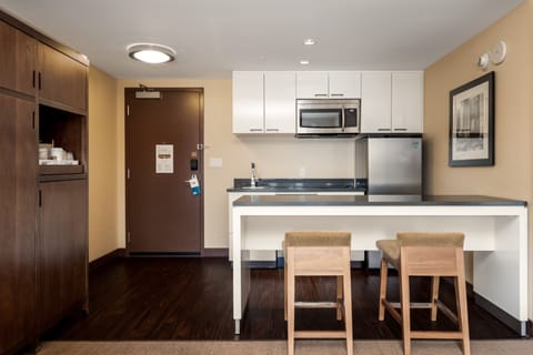 Deluxe Suite, 1 Bedroom | Private kitchen | Microwave, coffee/tea maker