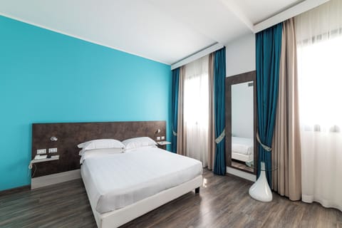 Deluxe Room | Down comforters, minibar, in-room safe, desk