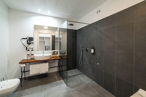 Deluxe Room | Bathroom | Rainfall showerhead, hair dryer, bidet, towels
