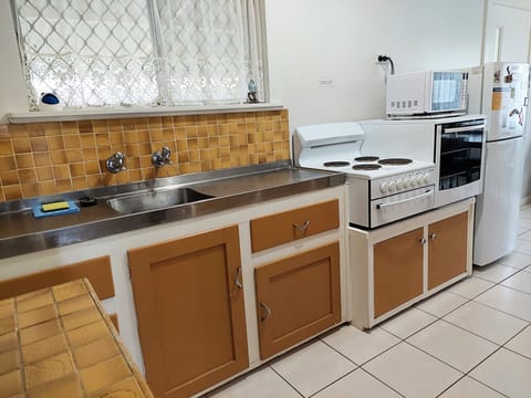 Broken Hill - 3 bedroom Cottage | Private kitchen | Full-size fridge, microwave, stovetop, coffee/tea maker