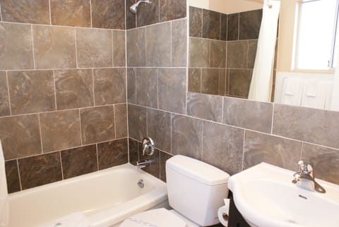 Standard Studio, Multiple Beds, Kitchenette | Bathroom | Combined shower/tub, towels