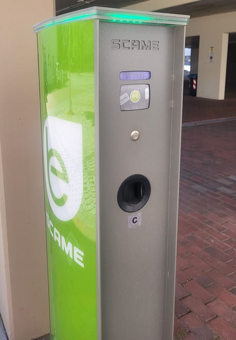 Electric vehicle charging station