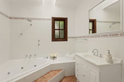 Cliff View Room | Bathroom | Combined shower/tub, jetted tub, rainfall showerhead, free toiletries