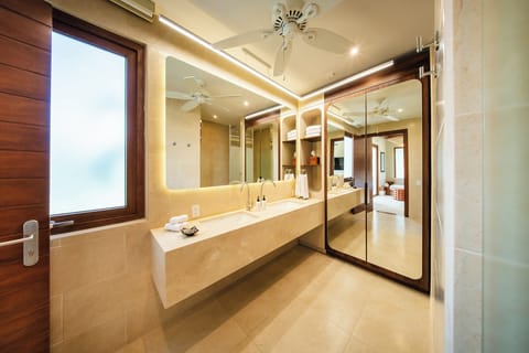 Deluxe Room | Bathroom | Spring water tub, rainfall showerhead, free toiletries, towels