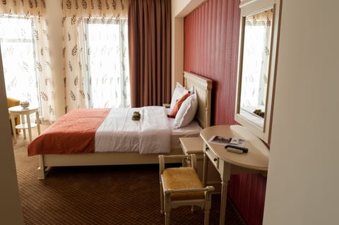 Standard Double Room | Minibar, in-room safe, free cribs/infant beds, free WiFi