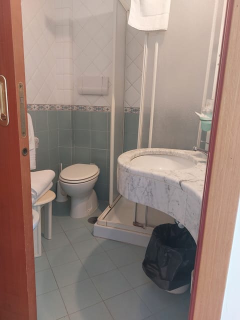 Triple Room, Sea View | Bathroom | Shower, hair dryer, bidet, towels