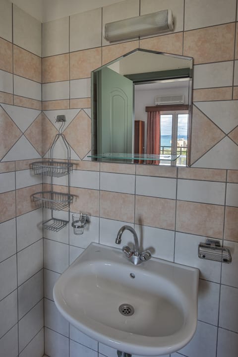 Standard Room | Bathroom | Shower, designer toiletries, hair dryer, towels