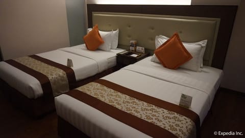 Deluxe Room, 2 Twin Beds | Minibar, in-room safe, individually furnished, desk