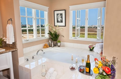 Suite (Grand View) | Jetted tub