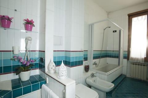 Family Room | Bathroom | Shower, rainfall showerhead, designer toiletries, hair dryer