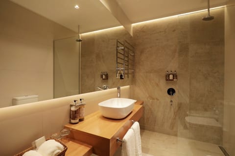 Luxury Room | Bathroom | Shower, designer toiletries, hair dryer, bidet