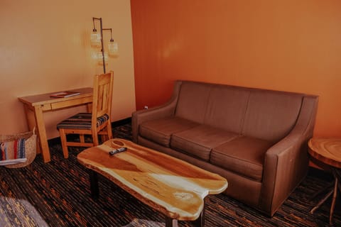 Panoramic Sedona King Suite | Living room | 47-inch TV with cable channels, fireplace