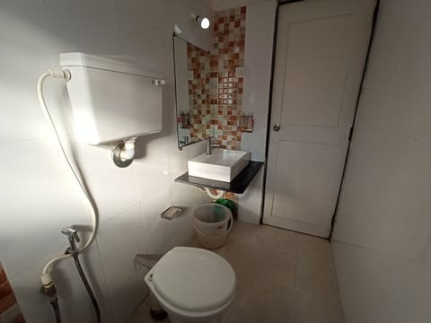 Executive Room | Bathroom | Shower, rainfall showerhead, towels