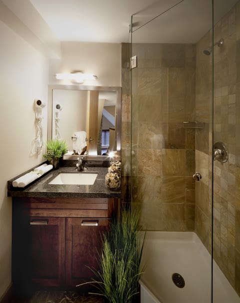 Presidential Suite | Bathroom amenities | Free toiletries, hair dryer, towels, soap