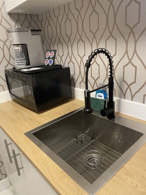 Suite, 1 King Bed, Non Smoking (Upgrade) | Private kitchen | Mini-fridge, microwave