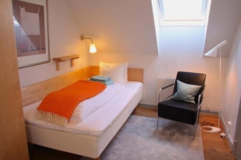 Standard Room, 1 Queen Bed | Desk, iron/ironing board, free WiFi, bed sheets