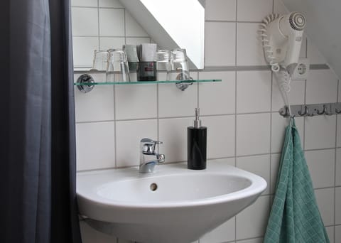 Standard Double Room, Garden Area | Bathroom | Shower, towels