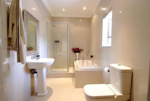 Deluxe Room | Bathroom | Designer toiletries, hair dryer