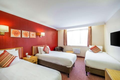 Standard Room, 3 Twin Beds, Non Smoking | Desk, free WiFi, bed sheets