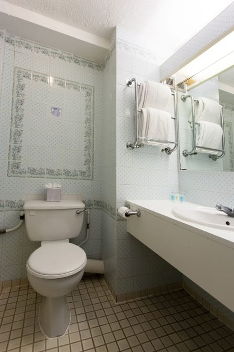 Combined shower/tub, hair dryer, towels