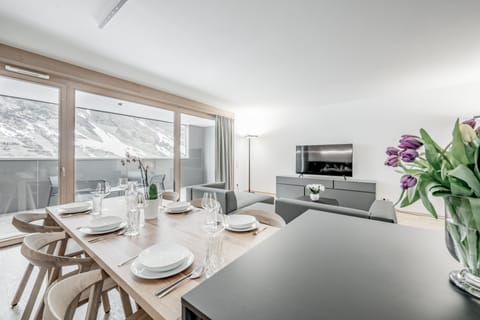 Weisskugel | Living area | 41-inch flat-screen TV with cable channels, TV