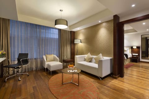 Suite Room with 2 Way Airport Transfers | Premium bedding, minibar, in-room safe, desk