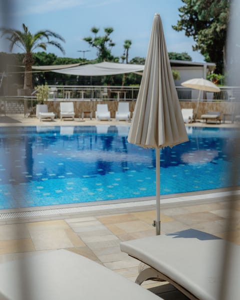 Indoor pool, seasonal outdoor pool, free cabanas, pool umbrellas