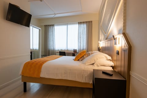 Comfort Double Room (Côté Mer/Sea facing) | In-room safe, individually decorated, individually furnished, desk