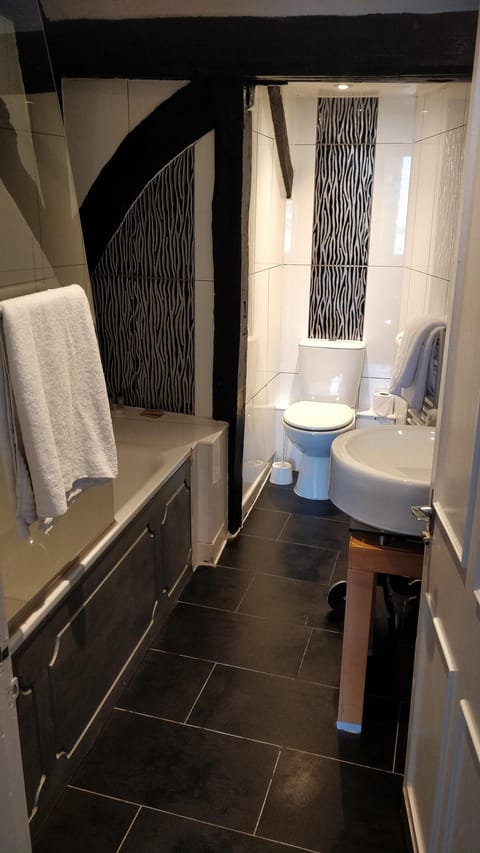 Classic Double Room | Bathroom | Free toiletries, hair dryer, towels