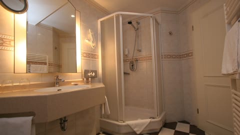 Double Room | Bathroom | Free toiletries, hair dryer, towels