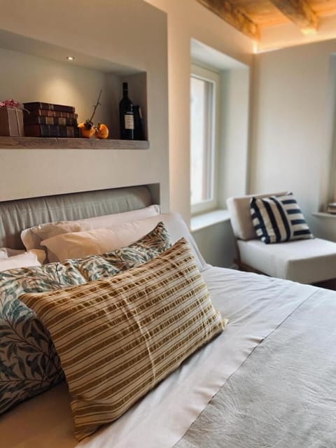 Individually decorated, individually furnished, desk, soundproofing